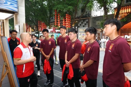 　　　　影片中停电那一处细节可谓神来之笔，也是影片飞腾，影片在这里营建的空气相当做功，由于停电使得任何犯法都变得很顺当，或救赎或施恶也是在这一刹时产生，每一个人都在与时候竞走，汝善的母亲由于心里的负罪感，在阿谁凶手要实行杀人打算的雨夜俄然萌发要往接女儿的心里念头，因而鬼使神差救了秀研一命，这里不能不说母亲处置事务的方式很高超，居心制造交通梗塞引发人群存眷，从而使凶手没有下手的机遇。